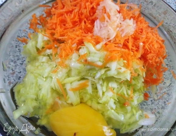 Кабачки натрите на крупной терке и отожмите. Морковь и чеснок — на мелкой. Добавьте в овощи яйцо. Если яйца мелкие, берите две штуки.