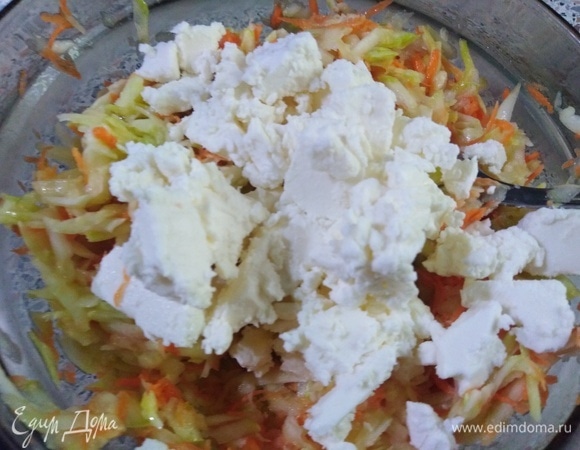 Добавьте в емкость сыр.