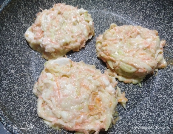 Выложите ложкой на разогретую сковороду, смазанную маслом.