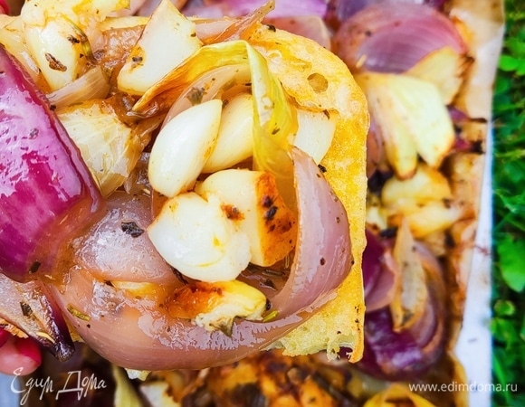 Перед подачей кладем к луку и чесноку немного сливочного масла, пока блюдо еще горячее. В итоге получаем сногсшибательную закуску, намазку, гарнир, дополнение к бургерам. Приятного аппетита!