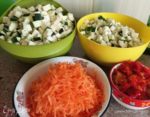 Кабачки (по желанию, если они недостаточно молодые) очистить от кожицы. Если есть семена, удалите их. Нарежьте кабачки кубиками, натрите на средней терке морковь, порубите репчатый лук, болгарский перец без семян и перец чили.