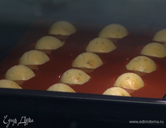 Выпекать печенье в разогретой духовке 8‒10 минут.