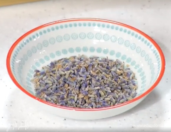 Сахар с лавандой растереть в ступке.