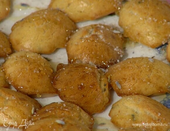 Готовые мадленки вынуть из формы, полить оставшимся медом и посыпать сахаром с лавандой.