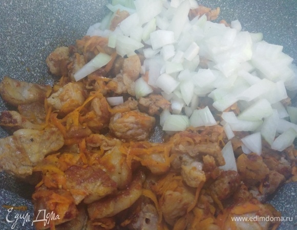 Затем лук. Пережарить.