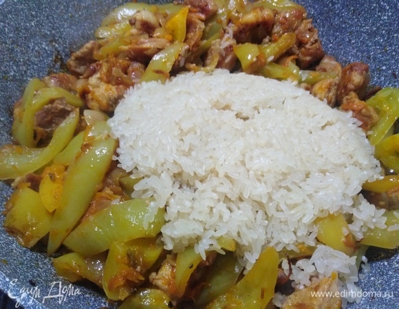 Засыпать промытый рис.