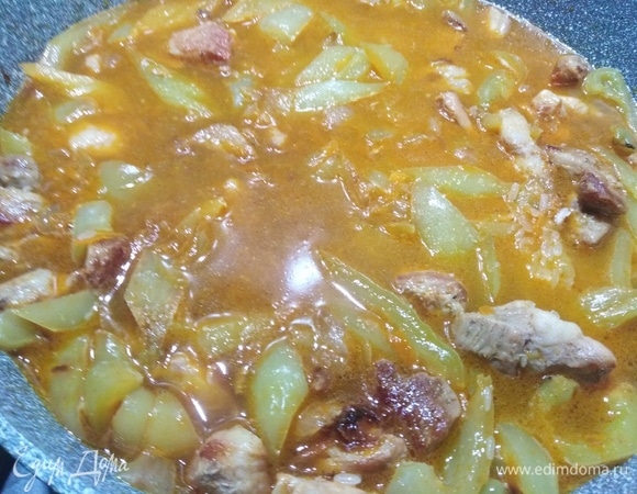 Влить воду, посолить, перемешать. Готовить под крышкой на тихом огне.