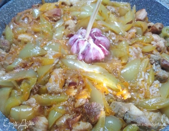 Как жидкость выпарится с поверхности, добавить чеснок.