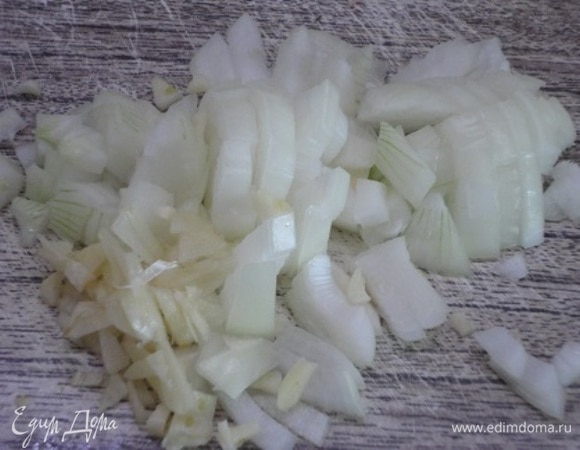 Лук и чеснок нарезать средними кубиками.