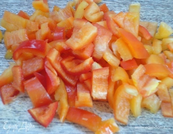 Также нарезать перец.