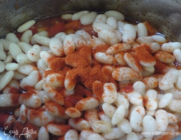 К овощам добавить фасоль, паприку и такое количество отвара, чтобы он лишь покрывал фасоль. Тушить 4–5 минут.