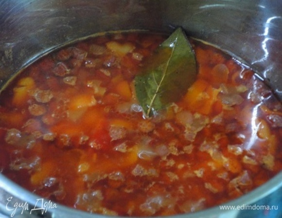 Колбаски нарезать кружочками, выложить в кастрюлю и тушить еще 10–15 минут.