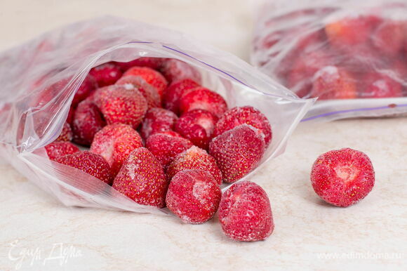 Достаньте ягоды из морозилки и разморозьте их на нижней полке холодильника. Не советуем размораживать клубнику в микроволновой печи или под струей горячей воды — ягоды могут свариться и потерять свой вкус.