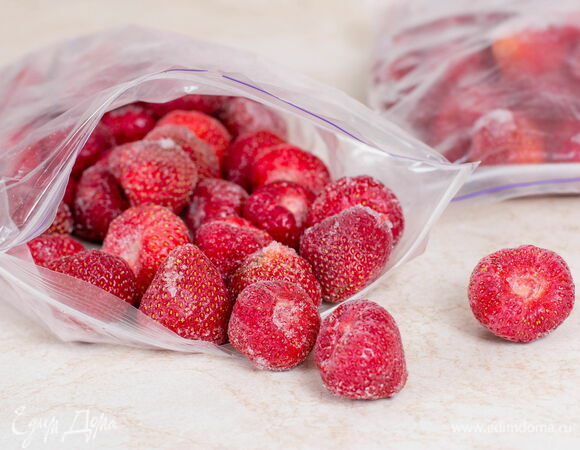 Достаньте ягоды из морозилки и разморозьте их на нижней полке холодильника. Не советуем размораживать клубнику в микроволновой печи или под струей горячей воды — ягоды могут свариться и потерять свой вкус.