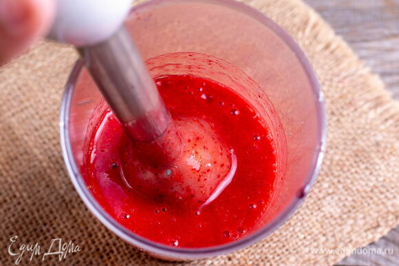 Переложите ягоды в чашу блендера, всыпьте немного сахара и измельчите до состояния пюре. Сахар вы можете не использовать, если планируете готовить из клубничного пюре диетические блюда.