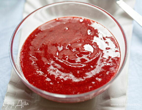 Клубничное пюре можно протереть через марлю или сито, чтобы удалить мельчайшие частички косточек, тогда консистенция получится гладкой и однородной. Готовое пюре из замороженной клубники перелейте в емкость, уберите на хранение в холодильник или используйте для приготовления десертов сразу.<br />
 