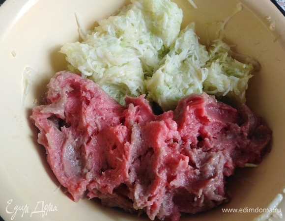 Кабачок натереть, немного посолить, оставить на 10 минут, отжать. Соединить с фаршем.
