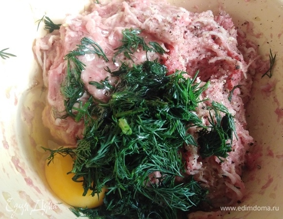 Посолить, добавить перец и укроп. Вбить яйцо.