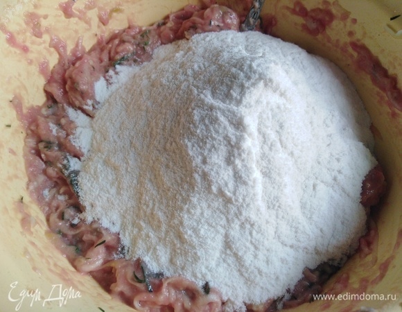 Всыпать муку.