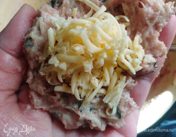 На фарш в середину выложить сыр. Накрыть сверху фаршем. Сформировать котлету.
