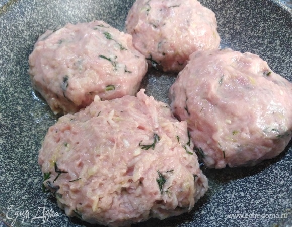 Выложить на разогретую сковороду с растительным маслом.