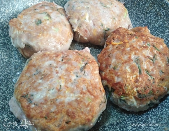 Жарить с двух сторон под крышкой на умеренном огне.