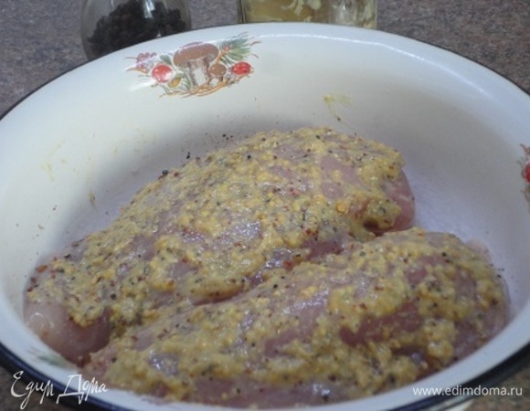 Куриные грудки натрите солью и перцем, а затем смажьте 2 ст. л. дижонской горчицы. Оставьте птицу в холодильнике на час.