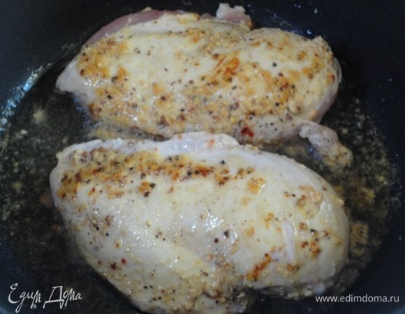 В глубокой сковороде разогрейте масло и обжарьте курицу по 2–3 минуты с каждой стороны, чтобы сохранить сок внутри, но не пересушить мясо. Затем переложите на тарелку.