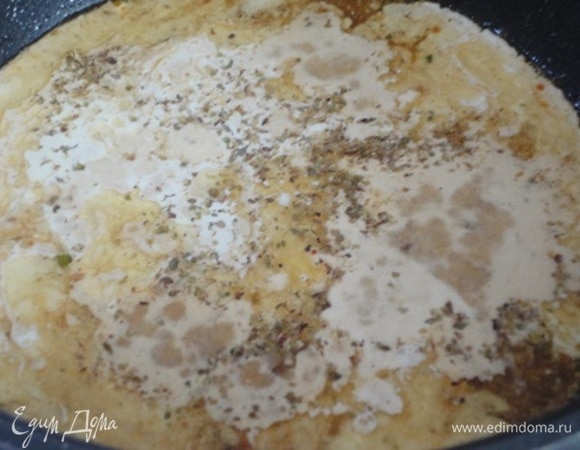 Вылейте куриный бульон в горячую сковороду. Добавьте сливки, оставшуюся горчицу и орегано. Доведите до кипения.