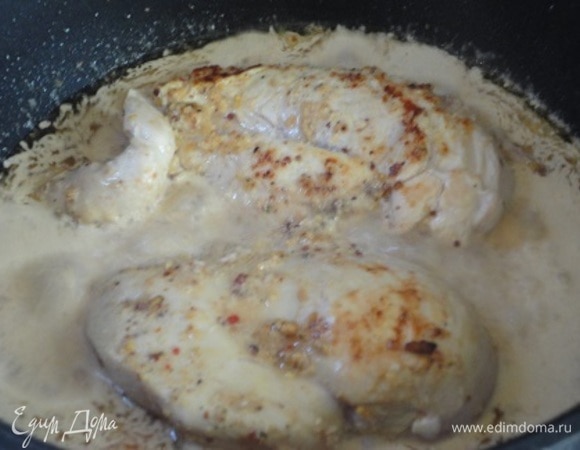 Верните грудки в сковороду с соусом, убавьте огонь до минимума и тушите по 7 минут с каждой стороны под крышкой.