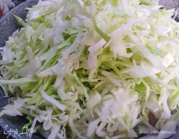 Капусту нашинкуйте, соедините с фаршем. Накройте крышкой и тушите 10 минут.