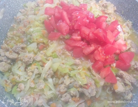 Добавьте в сковороду помидор, тушите еще 5 минут.