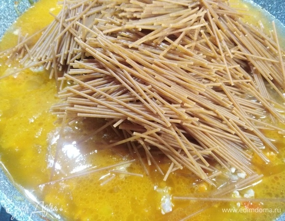 Влейте воду, доведите до кипения и подсолите, если требуется. Отправьте в емкость макароны. Перемешайте их и варите 7 минут под крышкой.