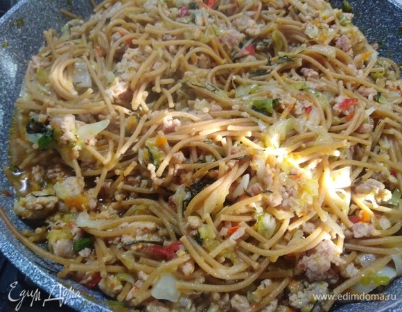 Выключите огонь, дайте блюду настояться 10 минут.