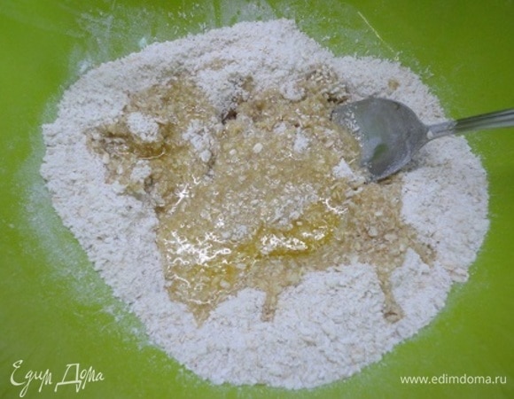 Сливочное масло растопите, смешайте с медом и содой и вылейте в сухие ингредиенты. Перемешайте ложкой, добавляя кипяток. Замесите тесто.