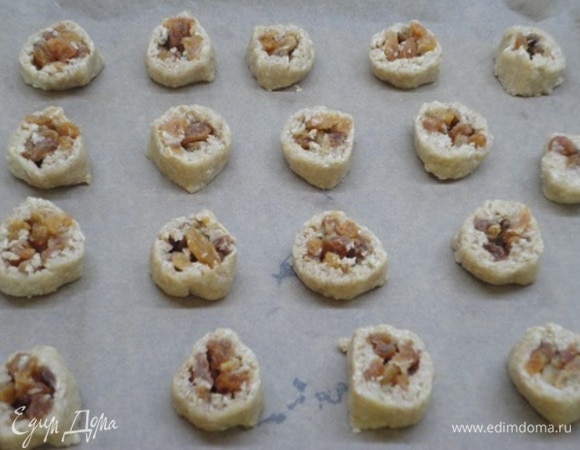 Нарежьте каждый рулетик на шайбы толщиной 2 см. Выложите на противень и выпекайте в заранее разогретой духовке при 180°C 12–15 минут.