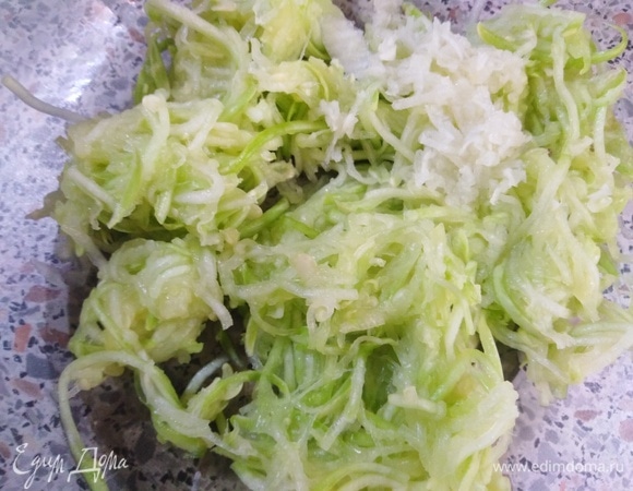 Кабачок натереть, посолить, отжать. Смешать с натертым чесноком.