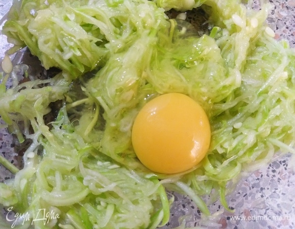 Вбить яйцо, перемешать.