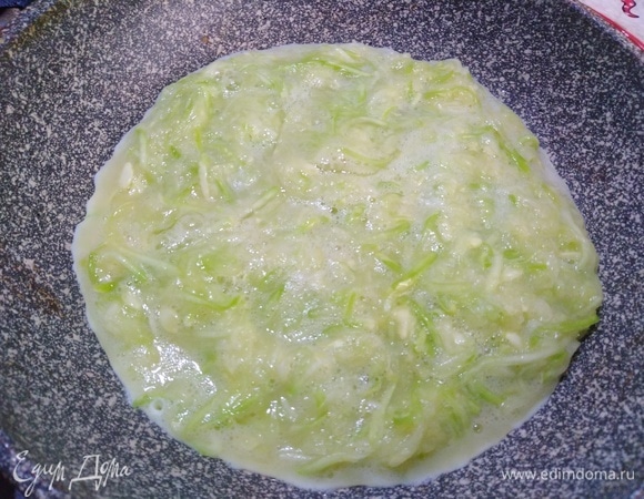 Выложить на разогретую сковороду. Обжарить в течение 1 минуты, чтобы масса схватилась.