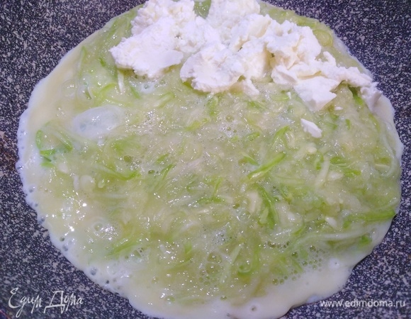 На край выложить сыр. Жарить 2–3 минуты.