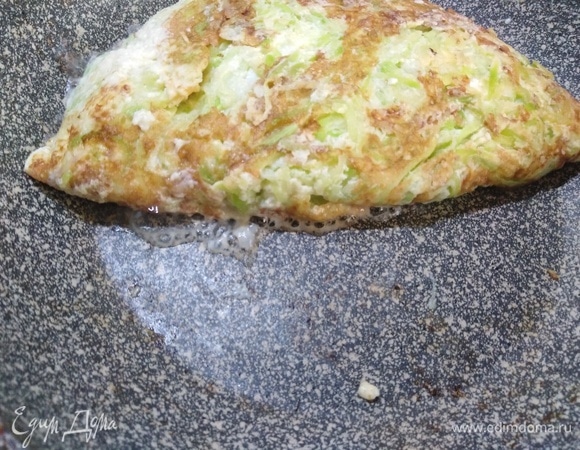 Перевернуть, жарить 3–4 минуты.