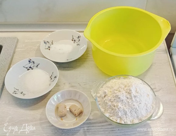 Подготовим ингредиенты для теста, просеем муку и подогреем воду до слегка теплого состояния (не кипятим), чайную ложку соли берем без горки, столовую ложку сахара берем с горкой.