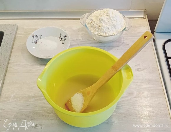 Опара: в теплую воду добавляем дрожжи и сахар, перемешиваем до растворения.