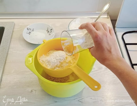 Добавляем 200 г муки и замешиваем опару.