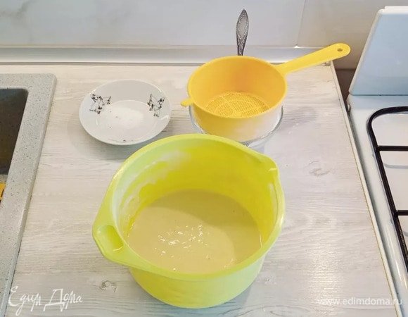 Оставляем опару на 15 минут подойти, она должна увеличиться в два раза.