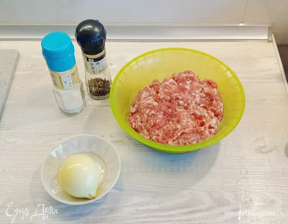 Приготовим начинку, воду поставим в морозилку — она должна быть очень холодной.