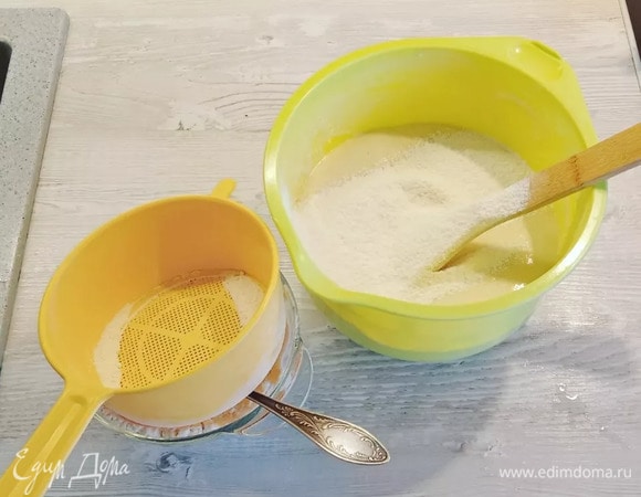 Добавляем оставшуюся муку, ее может понадобиться меньше.