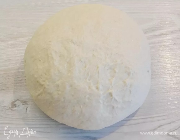 Замешиваем тесто и оставляем его на 20 минут для подъема, можно подогреть кастрюлю с водой, не доводя до кипения, и поставить миску с тестом, чтобы дно миски не касалось воды, накрыть полотенцем.