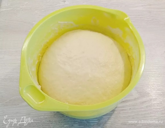 Прошло 20 минут, делаем обминку теста и оставляем его еще на 20 минут.