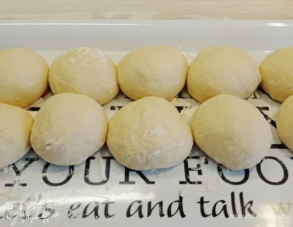 После того как тесто поднялось, делим его на 10 равных частей, около 60 г каждый колобок, и даем отдохнуть 7 минут.